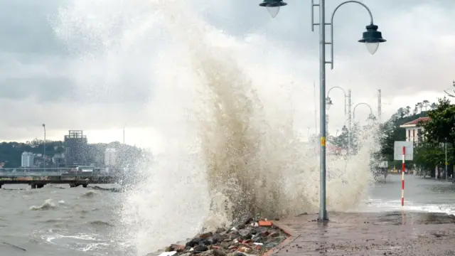 सड़क से टकराती लहरें.