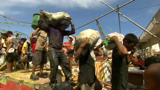 Moradores saqueiam escombroscasas de apostas que aceitam netellersupermercado destruído pelo tufão