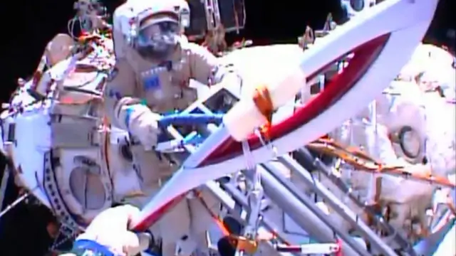 В субботу впервые в истории олимпийского движения один из этапов эстафеты передачи факела прошел на орбите. Его было решено не зажигать, чтобы не тратить драгоценный кислород на МКС и не усложнять его конструкцию для поддержания горения в космосе. Космонавты Олег Котов и Сергей Рязанский передавали факел друг другу, снимая историческое событие на видео.