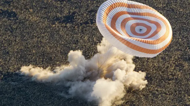 В понедельник, 11 ноября, экспедиция факела на МКС завершилась. Спускаемый аппарат космического корабля "Союз" с Федором Юрчихиным, Карен Найберг и Лукой Пармитано на борту успешно приземлился в Казахстане.