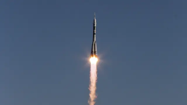 Наконец, старт. Грохот пяти двигателей первых двух ступеней ракеты заполняет все вокруг. В километре от старта невозможно разговаривать. Ракета приподнимается и сначала неторопливо, потом все быстрей и быстрей начинает разгоняться. Всего за пару десятков секунд она превращается в едва заметную яркую точку в небе. Спустя еще какое-то время динамики на космодроме сообщают, что корабль вышел на орбиту.