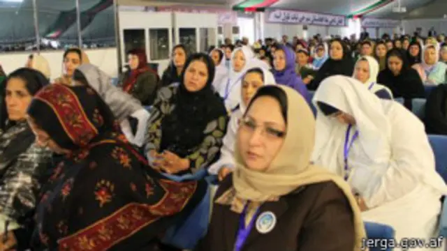 حضور زنان در لویه جرگه‎ها معمولاً کمرنگ است و در جرگه‎های قومی آنها اصلاً حضور ندارند