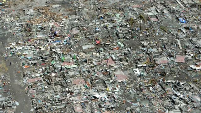 Ülkenin merkez bölgelerini etkisi altına alan tayfun geride 10 bini aşkın ölü ve onbinlerce yıkılmış konut bıraktı.