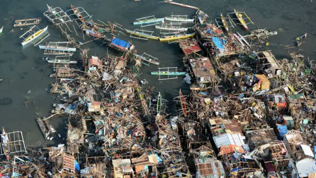 Kentin kıyı bölgeleri de yıkımdan nasibini aldı.