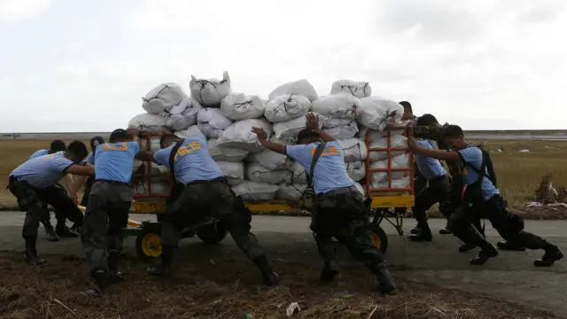 Samar bölgesine yardım malzemesi ulaştırmaya çalışan polis.