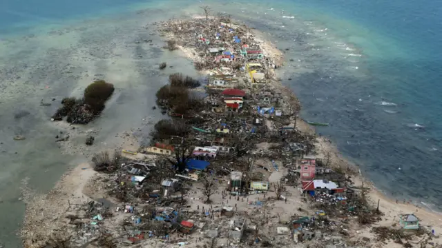 Onbinlerce konutun ise tümüyle yıkıldığı ya da büyük hasar gördüğü bildirildi.