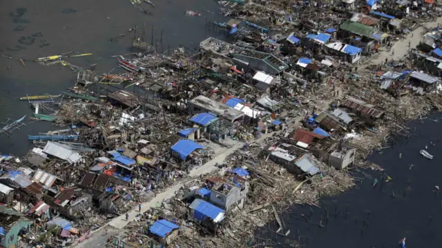 Yetkililer, 41 bölgede en az 2 milyon kişinin tayfunun etkisinde kaldığını açıkladı.