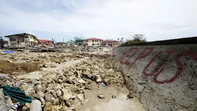 Tayfunun etkisinde kalan bölgelerde sağ kurtulan insanlar yardım talebinde bulunuyor.