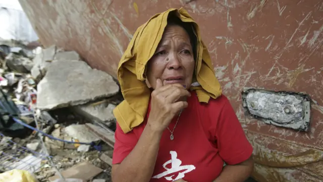 Tayfundan sağ kurtulan bir kadın geçirdiği zor saatleri anlatırken ağlıyor.