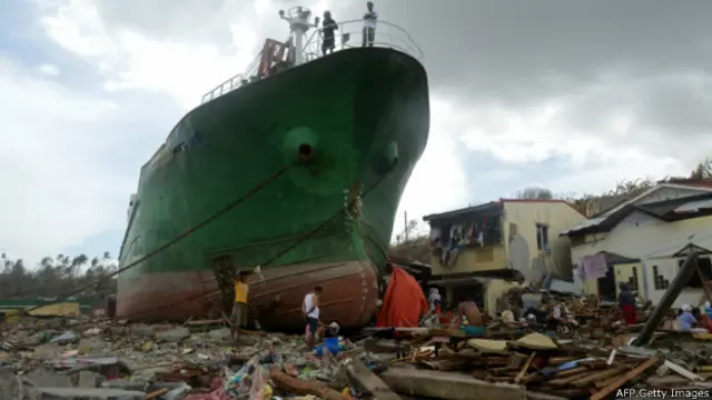 توفان هایان یک کشتی را از بندر تاکلوبان، مرکز جزیره لیته به میان خانه‌های مردم رانده است. بلندی موج‌های ناشی از این توفان به پانزده متر می‌رسید.