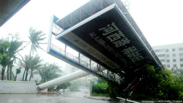 توفان هایان بیلبورد عظیمی را در جزیره هاینان در جنوب چین سرنگون کرده است. در این جزیره توفان باعث کشته شدن دستکم شش نفر شد.