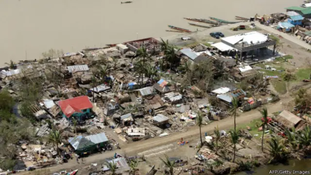 تصویر هوایی از استان کاپیز فیلیپین. توفان هاینان که بزرگترین فاجعه طبیعی این کشور محسوب می‌شود سرعتی بیش از سیصد کیلومتر در ساعت داشت.