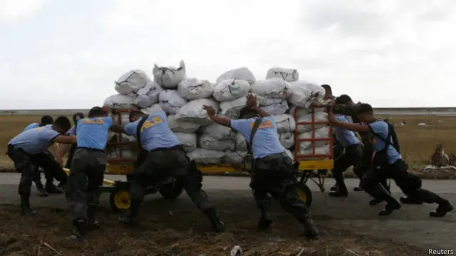 پلیس سعی در رساندن آذوقه به ساکنان تاکلوبان دارد. فیلیین سالانه شاهد بیست توفان است اما توفان هاینان بزرگترین آنها بوده است. با وجود پیش بینی توفان، ارتش این کشور در دسترسی به مناطق آسیب دیده با دشواری زیادی روبرو بود.