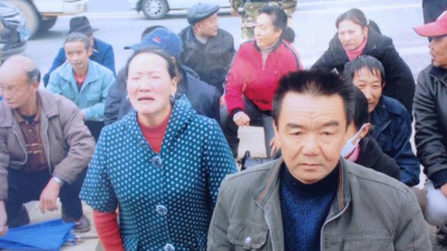 Người dân Trung Quốc quỳ gối khiếu kiện chính quyền