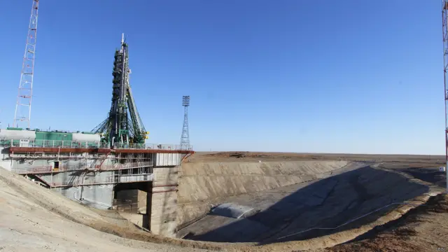 Ракета установлена на стартовую площадку. К ней пристыкованы колонны обслуживания и заправочная мачта. Справа видна огромная бетонная "ванна" - канал, по которому раскаленные газы, вырывающиеся из сопла ракеты во время старта, уходят в сторону. 