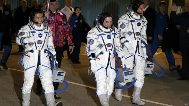 В ночь на пятницу космонавты готовились к старту в комплексе Центра подготовки космонавтов в городе Байконур. Подготовка заняла практически всю ночь - последние обследования, торжественный выход из здания Центра под звуки хита 80-х "Трава у дома", поездка на космодром, переодевание в скафандр и уже последний рапорт госкомиссии. Практически всегда факел сопровождал экипаж. В скафандрах им уже было не удобно нести его самостоятельно.