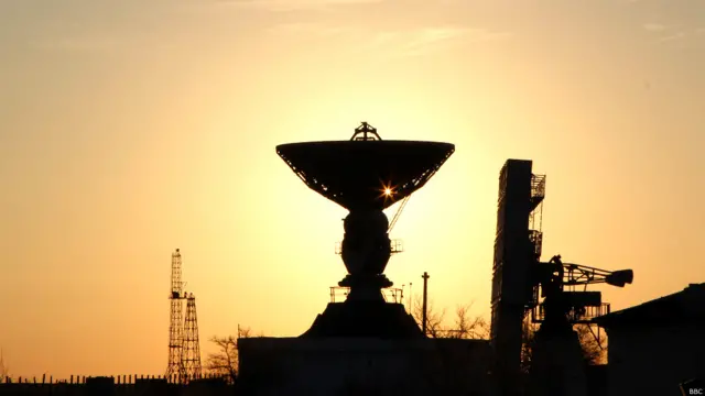 Рассвет на космодроме. Все системы приведены в повышенную готовность - космонавты в корабле, ракета заправлена топливом, наземные антенны развернулись в сторону стартового комплекса, чтобы следить за полетом "Союза". 