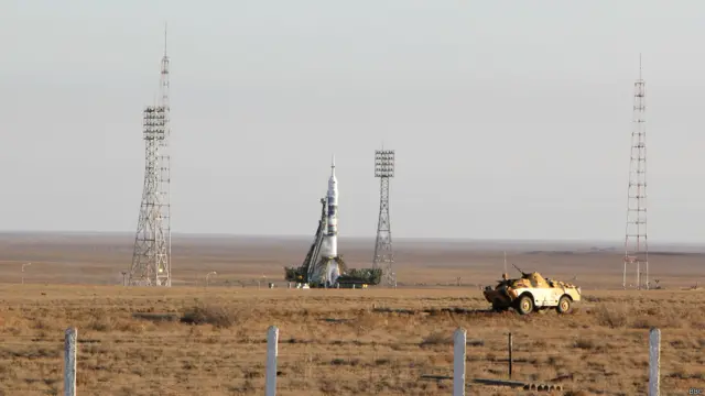 Сам комплекс усиленно охраняет российская полиция и части специального назначения - территорию вокруг него патрулируют бронемашины.