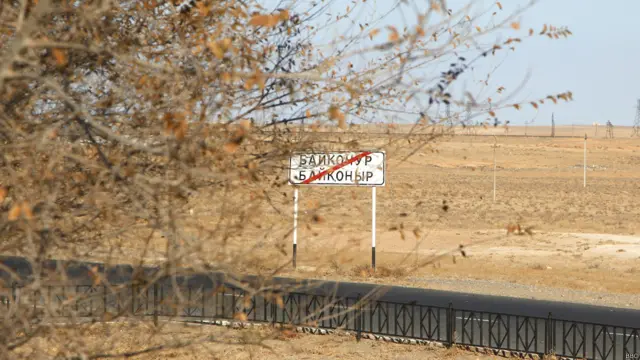 Между космодромом и городом - многокилометровая степь. Часть объектов находится в городе, где происходит основная подготовка экипажа. На самом космодроме космонавты надевают скафандры и заходят в корабль. На космодром можно попасть по железной или автомобильной дороге. Космонавтов с "гагаринских времен" привозят к ракете на автобусе.
