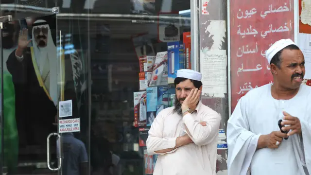 سعودی عرب کی مقامی آبادی میں بے روز گاری کی شرح 12 فیصد ہے جسے کم کرنے کے لیے نئے قوانین وضع کیے گیے ہیں۔
