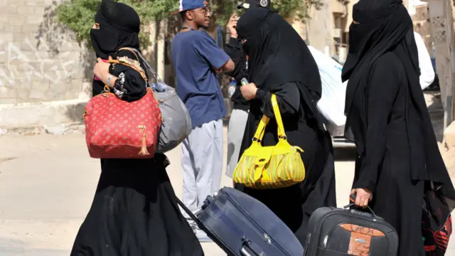 جن غیر ملکی ملازمین کو ملک چھوڑنا پڑا ہے ان میں خواتین بھی شامل ہیں۔