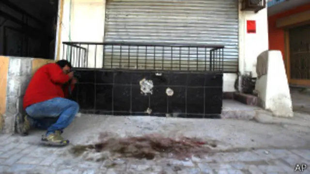 اطلاعات کے مطابق موٹر سائیکل سواروں نے نصیرالدین حقانی پر تندور کے باہر فائرنگ کی