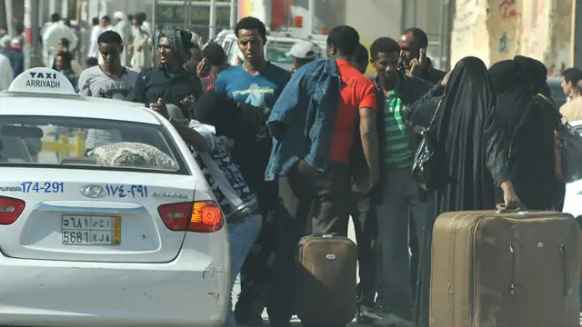شمالی افریقہ سے تعلق رکھنے والے ہزاروں ملازمین زمینی راستے سے ملک چھوڑ کر جا چکے ہیں۔