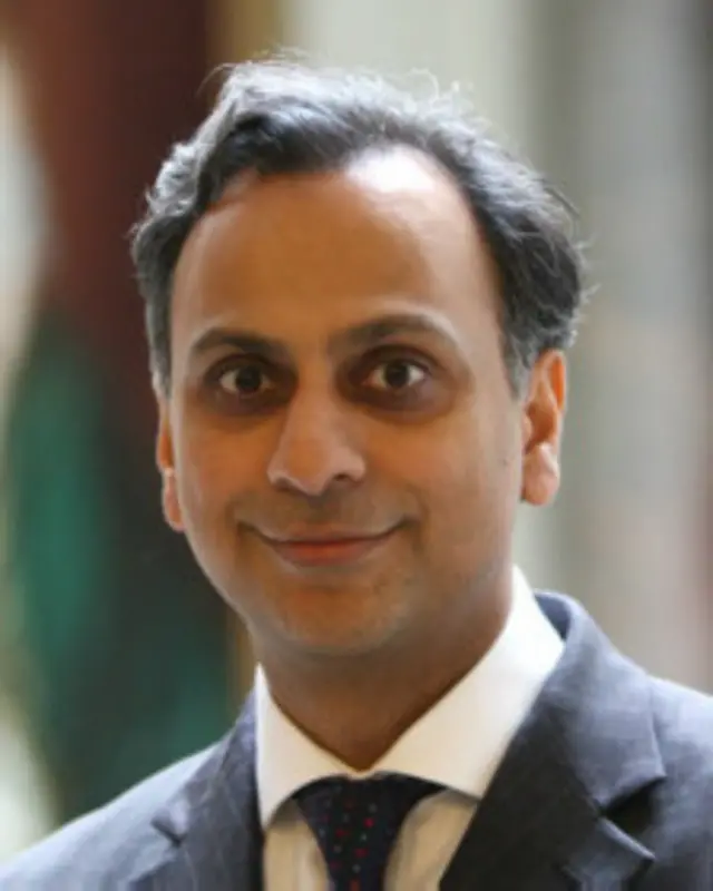 آجی شارما از سال ۲۰۰۷ تا ۲۰۰۸ میلادی به عنوان معاون سفیر بریتانیا در سفارتخانه آن کشور در تهران فعالیت داشت. او همچنین از اکتبر سال ۲۰۱۲ میلادی تاکنون به عنوان رئیس بخش ایران در وزارت خارجه بریتانیا مشغول به کار است