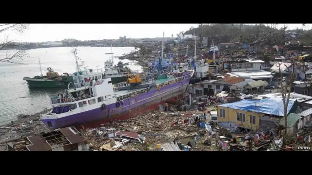 Tàu chở hàng đâm vào bờ ở thị trấn Anibong, gần Tacloban, nơi cộng đồng dân cư nơi đây đã bị ảnh hưởng nặng nề do cơn bão Haiyan.