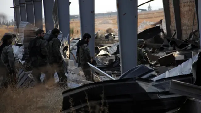 تمكنت القوات الحكومية يوم الاحد من بسط سيطرتها على قاعدة "لواء 80" القريبة من المطار