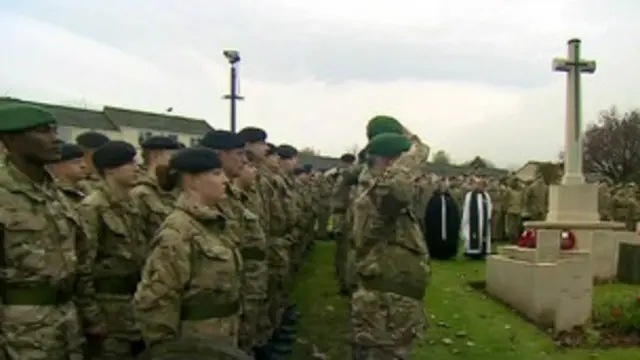 英国士兵在北约克郡一座军营默哀