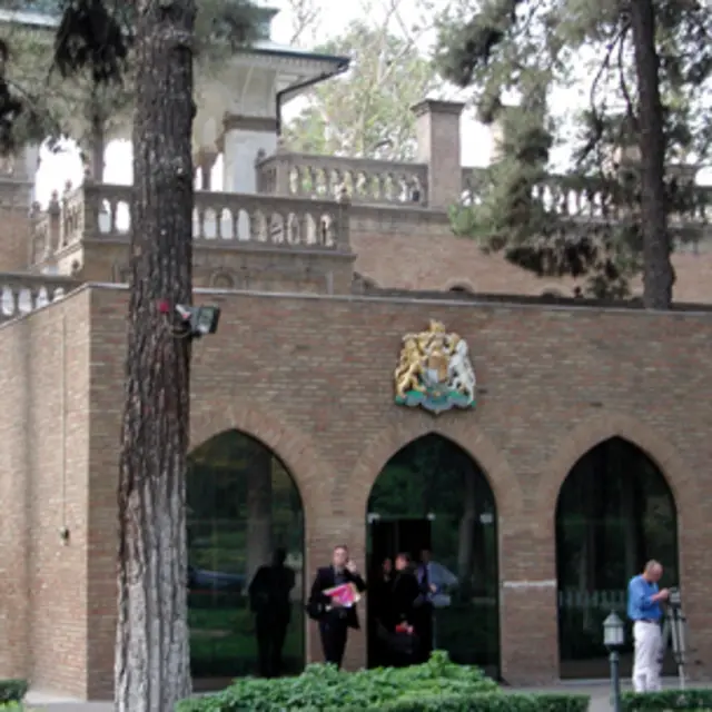 اغلقت بريطانيا سفارتها في طهران قبل سنتين