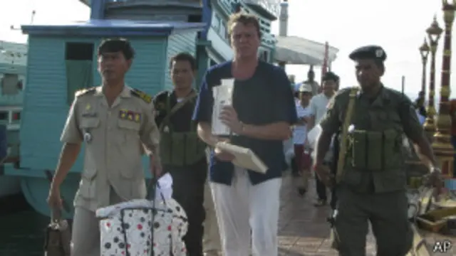 Полонский и камбоджийские полицейские