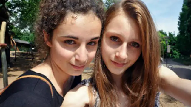 Casi la mitad de las fotos subidas a Instagram realizadas por jóvenes son selfie.