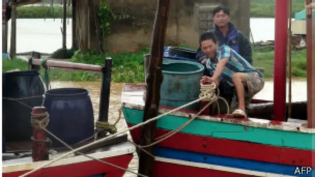 Bão Haiyan liên tục thay đổi hướng đi khiến nhiều tỉnh trên khắp Việt Nam phải chuẩn bị trong tình trạng khẩn cấp 