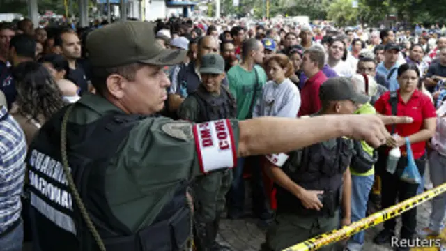 Policía controla las multitudes