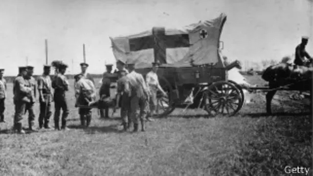 حصان يجر عربة إسعاف عسكرية