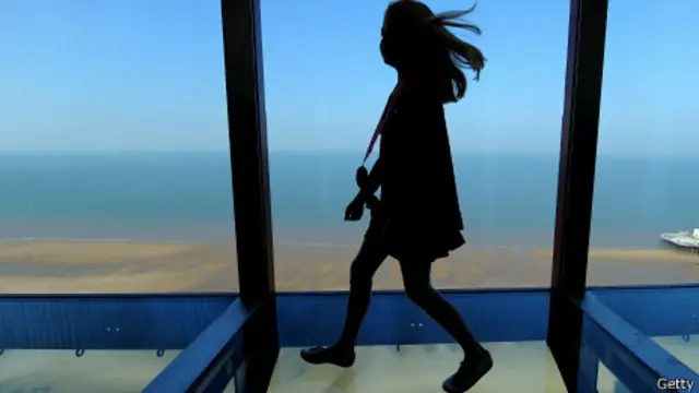 Niña caminando sobre ventanas