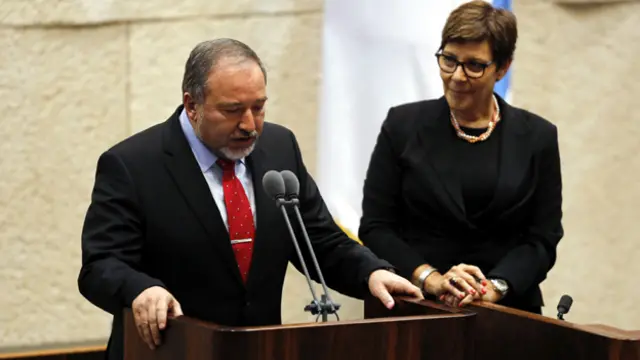 أدى ليبرمان اليمين الدستورية امام الكنيست الاثنين