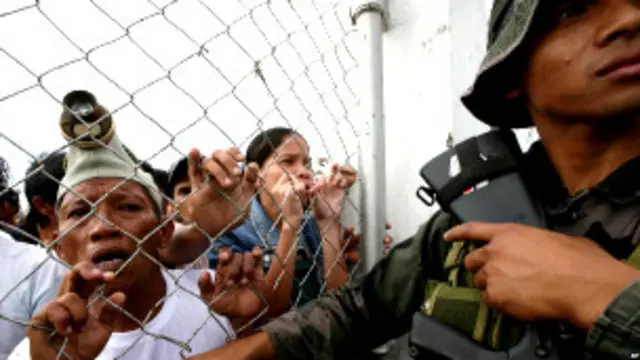 طوفان میں زندہ بچنے والے لوگوں کے درمیان بڑے پیمانے پر لوٹ مار کی خبریں آ رہی ہیں