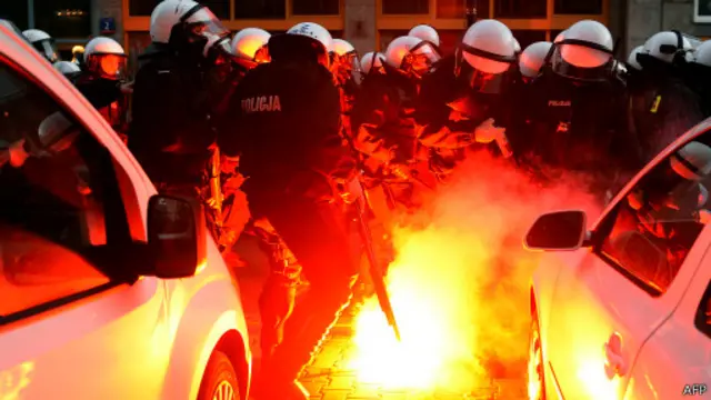 Полиция тушит файер