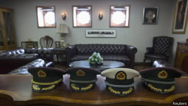 中國軍官去年參觀美國華盛頓號航母時放在桌上的軍帽