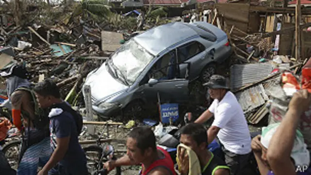 Auto destrozado en Tacloban