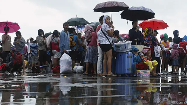 Filas de personas que esperan para salir de Tacloban