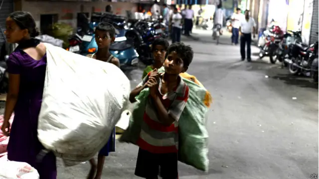 सिलिगुड़ी में कूड़ा बीनने वाले बच्चे