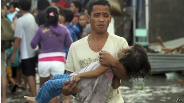 Thi thể các nạn nhân nằm la liệt khắp các con đường của thành phố Tacloban