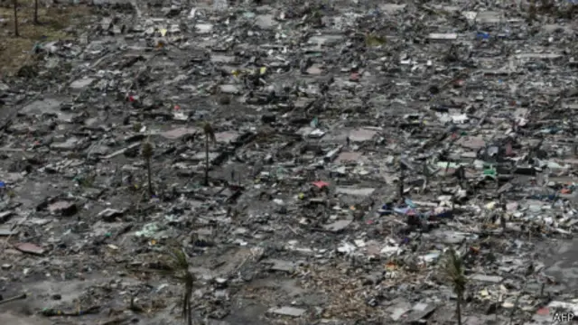 Phần lớn thành phố Tacloban bị san phẳng