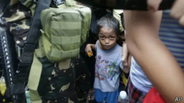 Ребенок возле аэропорта Таклобана