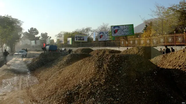 بازسازی خیابان‌ها در اطراف محل برگزاری لویه جرگه، بخشی از آمادگی‌ها برای برگزاری این جرگه است.