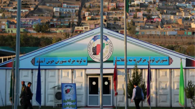 لویه جرگه مشورتی در تالار بزرگ لویه جرگه برگزار می‌شود. 